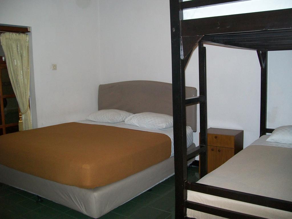 Krowi Inn Surabaya Habitación foto