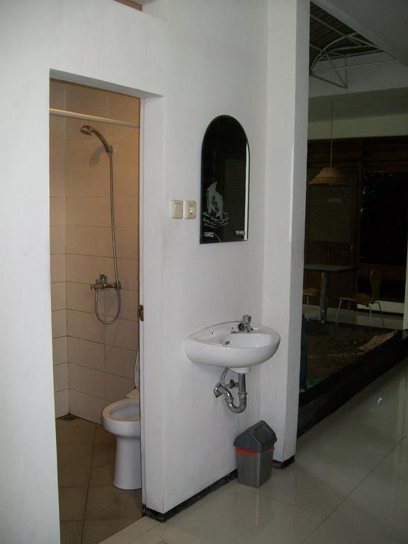 Krowi Inn Surabaya Habitación foto