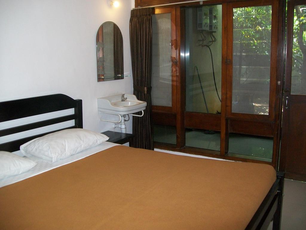 Krowi Inn Surabaya Habitación foto