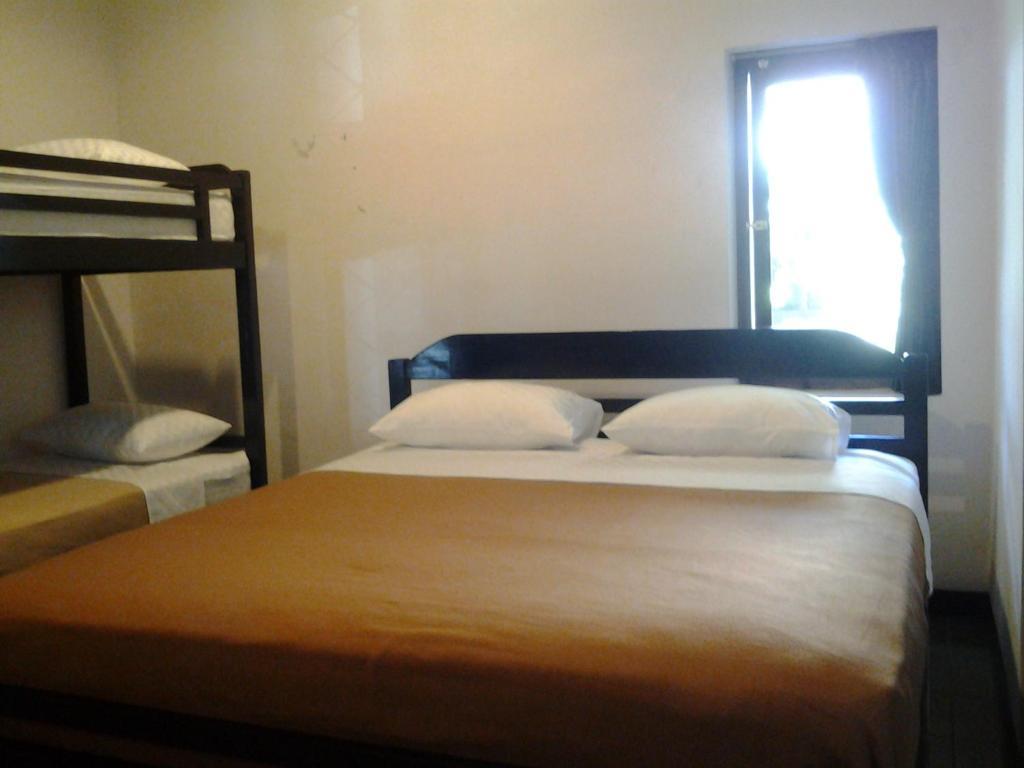 Krowi Inn Surabaya Habitación foto